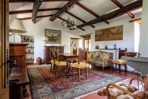 Maison, vue sur la colline | Salle à manger