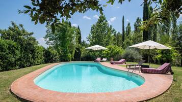 Kolam renang outdoor musiman