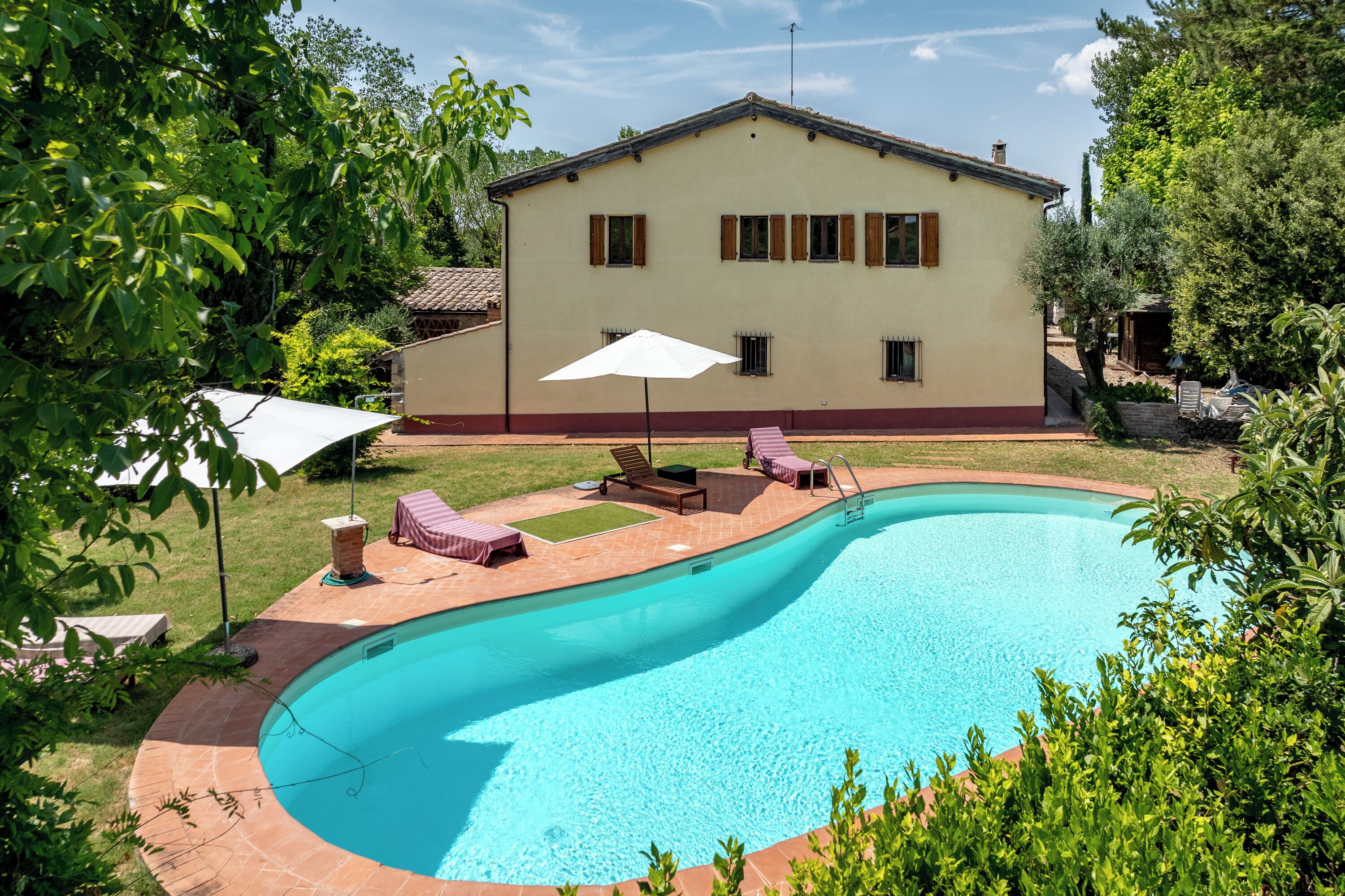 Piscine extérieure (ouverte en saison)