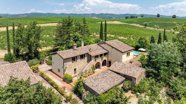 A villa with a stone facade, terracotta roof tiles, and a central courtyard with a swimming pool. -  Casa La Cedrina Pool Lornano (Monteriggioni)