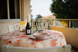 Outdoor dining - GuestHost - San Remo Balcony Apartment with Parking (Sanremo)