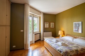 2 chambres, fer et planche à repasser