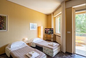 2 chambres, fer et planche à repasser