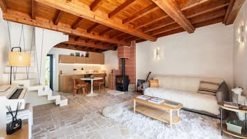 Televisión y chimenea