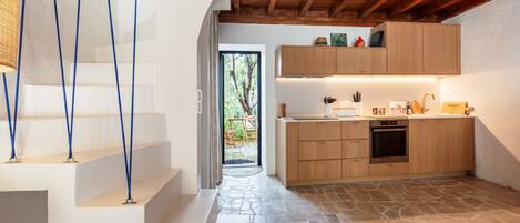 Jääkaappi, uuni, liesi, astianpesukone