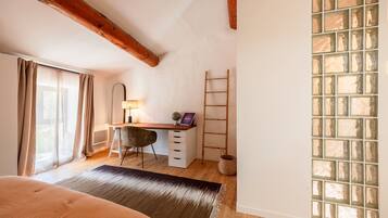 1 slaapkamer, een strijkplank/strijkijzer, wifi, beddengoed