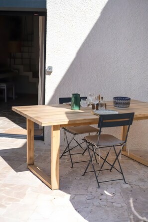 Outdoor dining - Villa Augustine – 5 Stars – Aix with Private Pool and Terrace + Wi-Fi (Aix-en-Provence)