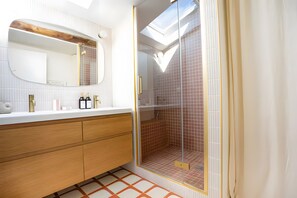 Douche, séchoir à cheveux, serviettes fournies