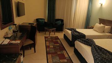 Doppia Standard, vista piscina | Una cassaforte in camera, tende oscuranti, insonorizzazione