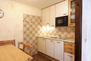 Kühlschrank, Mikrowelle, Herdplatte, Geschirrspüler
