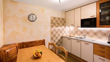 Réfrigérateur, micro-ondes, plaque de cuisson, lave-vaisselle