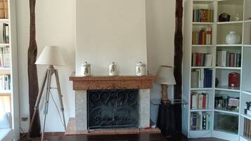 House, 2 Bedrooms, Private Pool, Garden View | Ruang tamu | Buku-buku