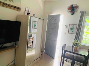 Room, 1 Bedroom, Accessible, Smoking | Living room