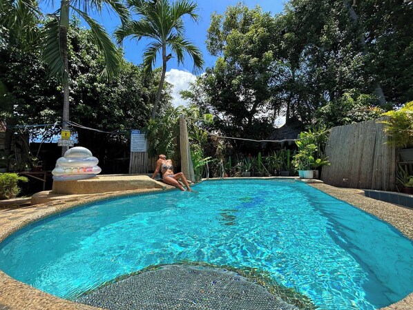 ห้องพัก, 1 ห้องนอน, พร้อมสิ่งอำนวยความสะดวกสำหรับผู้พิการ, สูบบุหรี่ได้ | สระว่ายน้ำ | สระว่ายน้ำกลางแจ้ง