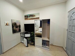 Room, 1 Bedroom, Accessible, Smoking | 1 bedroom