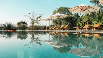 Hồ bơi ngoài trời