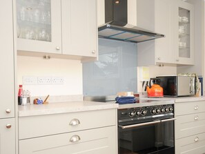 Dishwasher, cookware/dishes/utensils - Chimings (Wadebridge)