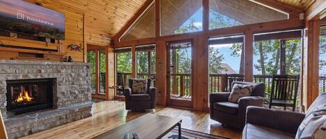 家庭小屋, 2 間臥室, 露台, 山景 | 客廳 | 60 吋智能電視連數碼電視頻道、壁爐