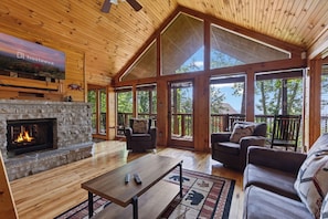 Cabane Familiale, 2 chambres, balcon, vue montagne | Salle de séjour | TV connectée de 60 pouces avec chaînes numériques, cheminée