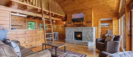 Cabane Familiale, 2 chambres, balcon, vue montagne | Salle de séjour | TV connectée de 60 pouces avec chaßnes numériques, cheminée