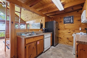 Cabane Familiale, 2 chambres, balcon, vue montagne | Cuisine privée | Réfrigérateur, micro-ondes, four, lave-vaisselle