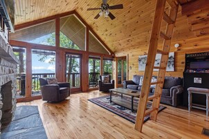 Familien-Ferienhütte, 2 Schlafzimmer, Balkon, Bergblick | Wohnzimmer | 60-Zoll-Smart-TV mit Digitalempfang, Kamin