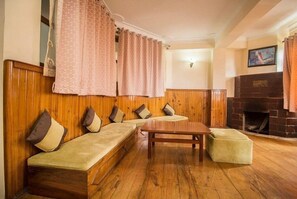 Standard Double Room, Balcony, Hill View | Living area