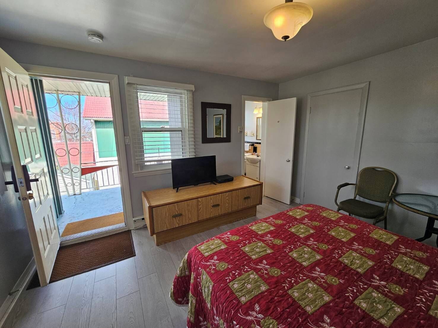 書桌、免費 Wi-Fi