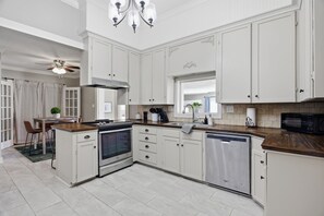 Kjøleskap, mikrobølgeovn, ovn og kokeplater