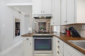 Fridge, microwave, oven, stovetop - Downtown Cottage in Lake Charles, LA (Lake Charles)