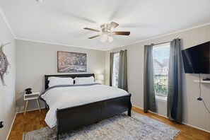 2 bedrooms, iron/ironing board, WiFi, bed sheets - Downtown Cottage in Lake Charles, LA (Lake Charles)