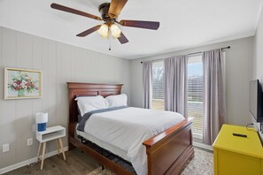 2 bedrooms, iron/ironing board, WiFi, bed sheets - Downtown Cottage in Lake Charles, LA (Lake Charles)