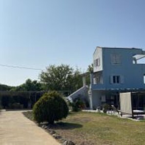 A two-story building with a flat roof and a large window on the upper floor. - Villa Aris With Private Pool by Lefkadastay (Lefkada)
