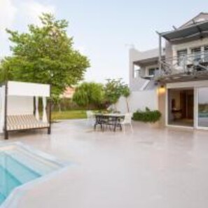 A modern house with a pool, outdoor furniture, and a covered patio area. - Villa Fivos With Private Pool by Lefkadastay (Lefkada)