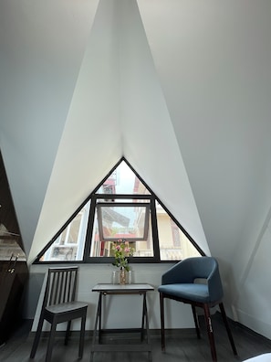Quarto casal luxo | Escrivaninha, espaço de trabalho para notebook, Wi-Fi de cortesia