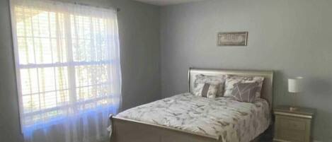 3 habitaciones, escritorio, tabla de planchar con plancha y wifi gratis