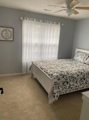 3 bedrooms, desk, iron/ironing board, free WiFi