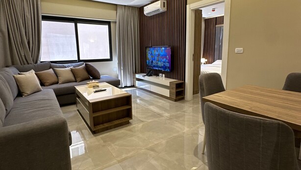 Apartment, 2 Bedrooms, Accessible, Smoking | Living room