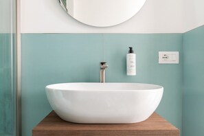 Shower, bidet, shampoo
