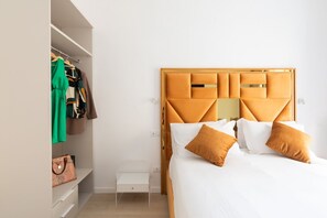 1 habitación, tabla de planchar con plancha y cuna de viaje 