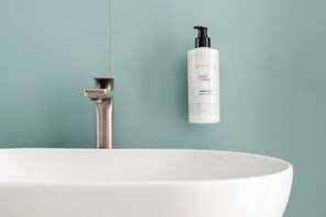 Regadera, bidet, shampoo 