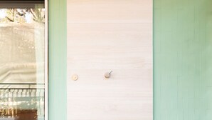 Une porte dotée d’un panneau de couleur claire et d’une poignée métallique.