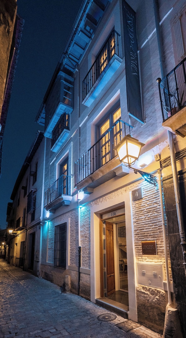 Façade de l’hébergement - soirée/nuit