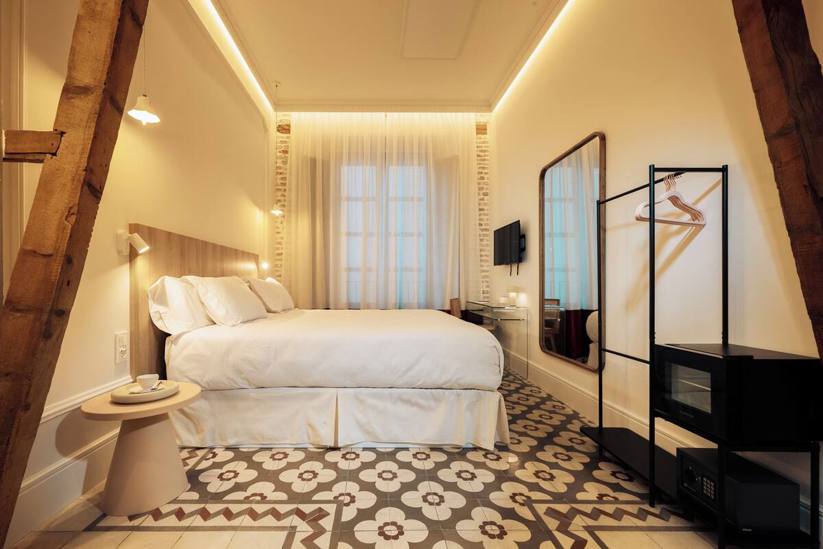 Alonso - Deluxe Double Room with Balcony | In-room safe, desk, laptop workspace, blackout curtains