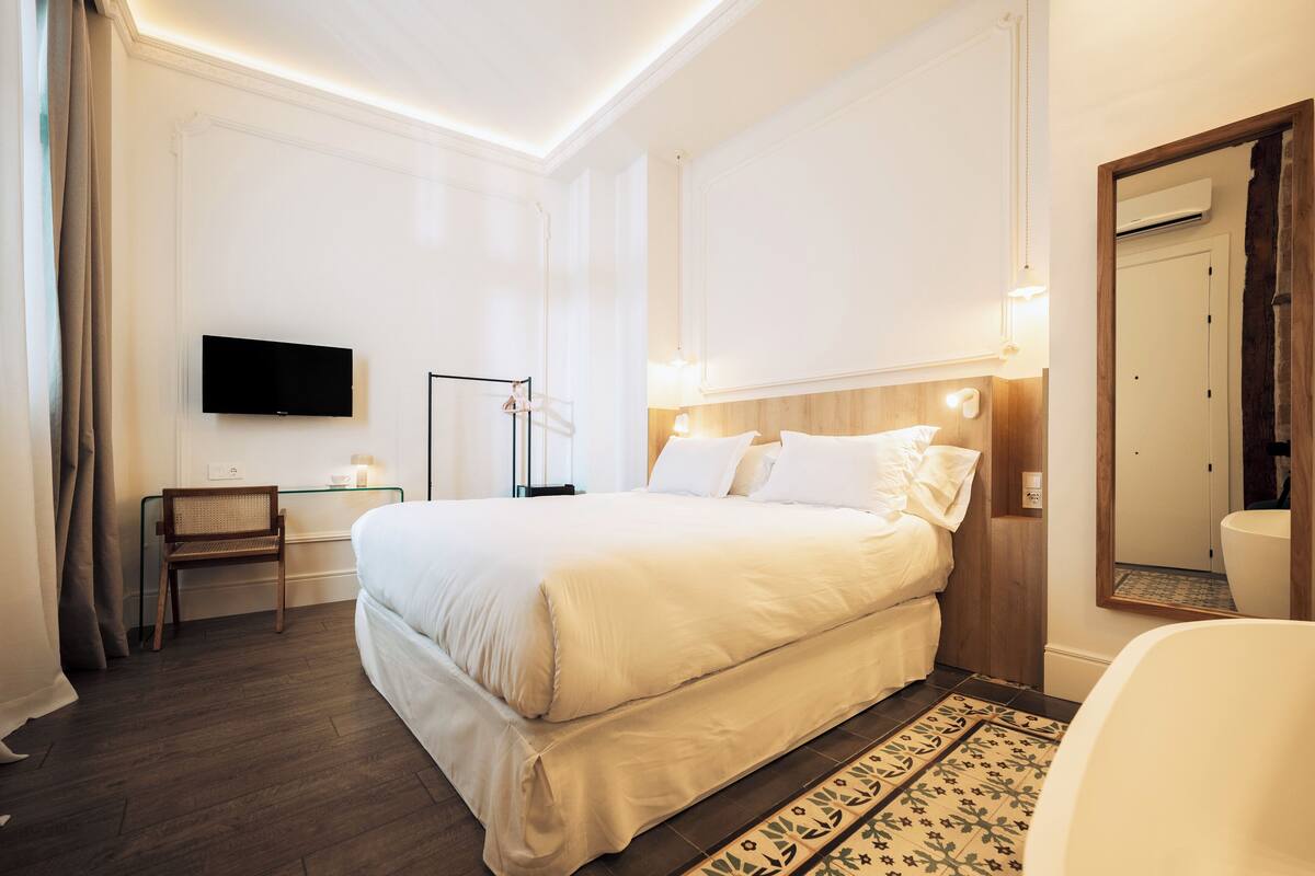 Falla - Deluxe Double Room with Bathtub | In-room safe, desk, laptop workspace, blackout drapes
