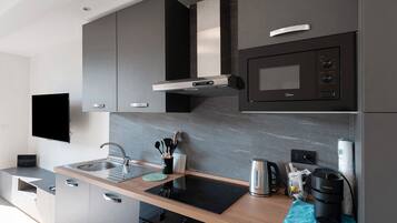 Jääkaappi, mikroaaltouuni, uuni, liesi