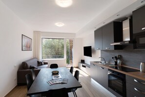 Frigorífico, microondas, horno y placa de cocina