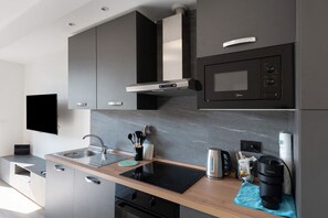 Een koelkast, een microgolfoven, een oven, een kookplaat