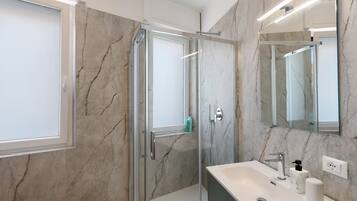 Doccia, asciugacapelli, asciugamani