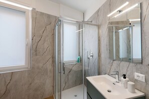 Shower, hair dryer, towels - Apartment 'La Pergola Blu' with Sea View, Wi-Fi and Air Conditioning (Alassio)